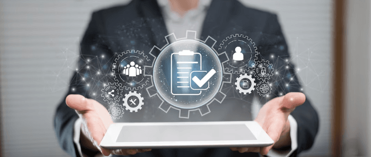 O papel do autoatendimento no ITSM: como diminuir chamadas para o suporte e aumentar a eficiência No ambiente corporativo contemporâneo, a eficiência na gestão de serviços de IT (ITSM) é fundamental para garantir que as operações ocorram sem interrupções e que as expectativas dos utilizadores sejam atendidas de forma eficaz. Uma das soluções que vem ganhando destaque nas empresas é o autoatendimento, uma prática que não só pode reduzir o volume de chamadas para o suporte, como também aumentar a produtividade, melhorar a experiência do utilizador e otimizar os recursos da equipa de IT. Neste artigo, vamos explorar o papel do autoatendimento no ITSM, como ele funciona, os benefícios que pode trazer e como implementá-lo de forma eficaz na sua organização. A automação no atendimento ao utilizador não é mais uma tendência, mas uma necessidade para acompanhar as exigências e os desafios do ambiente digital. O que é o autoatendimento no ITSM? O autoatendimento no contexto do ITSM (Gestão de Serviços de IT) refere-se à capacidade dos utilizadores de resolverem os seus próprios problemas ou dúvidas sem a necessidade de recorrer ao suporte técnico. Esta prática é facilitada por uma série de ferramentas e recursos tecnológicos, como portais de autoatendimento, bases de conhecimento, chatbots e assistentes virtuais. Os sistemas de autoatendimento permitem que os utilizadores tenham acesso a uma plataforma centralizada onde podem consultar FAQs, procurar artigos, abrir e monitorizar incidentes, ou até mesmo resolver problemas comuns de forma autónoma. Isto não só agiliza o processo de resolução de problemas, mas também alivia as equipas de suporte, permitindo-lhes focar-se em questões mais complexas. Como o autoatendimento pode diminuir chamadas para o suporte? Uma das principais vantagens do autoatendimento é a sua capacidade de reduzir significativamente o volume de chamadas para o suporte de IT. Tradicionalmente, as equipas de suporte são inundadas por chamadas e solicitações de assistência técnica. Isso resulta em tempos de espera mais longos, ineficiência operacional e uma carga de trabalho excessiva para os técnicos. Com um sistema de autoatendimento bem implementado, muitos problemas simples e recorrentes podem ser resolvidos pelos próprios utilizadores, sem necessidade de envolver a equipa de suporte. Entre os exemplos de questões comuns que podem ser tratadas pelo autoatendimento estão: Recuperação de senhas: Utilizadores podem redefinir as suas senhas de forma rápida e segura através de portais automáticos, sem ter que contactar o suporte. Instalação de software: Ao disponibilizar tutoriais passo-a-passo e downloads automáticos, os utilizadores podem instalar ou actualizar software sem precisar de intervenção técnica. Solicitações de acesso: Através de formulários automáticos, os utilizadores podem pedir o acesso a sistemas e ferramentas, sem sobrecarregar os departamentos de IT. Resolução de problemas comuns: Artigos da base de conhecimento podem guiar os utilizadores na resolução de problemas como falhas de conexão ou erros em sistemas operacionais, sem a necessidade de abrir um ticket. Além disso, ao oferecer um portal de autoatendimento, as organizações podem permitir que os utilizadores pesquisem e solucionem problemas por conta própria a qualquer hora do dia, sem ter que esperar pela disponibilidade de um técnico. Isso melhora a experiência geral do utilizador e diminui a sobrecarga nos sistemas de suporte. Benefícios do autoatendimento no ITSM Aumento da eficiência Ao reduzir a necessidade de intervenção humana, o autoatendimento permite que as equipas de IT se concentrem em tarefas mais complexas e estratégicas, como a implementação de novas tecnologias e a melhoria contínua dos processos de IT. Como resultado, a eficiência operacional é aprimorada e o tempo dos técnicos é melhor aproveitado. Melhoria da experiência do utilizador Quando as solicitações dos utilizadores podem ser resolvidas de forma autónoma e rápida, a experiência geral do utilizador é significativamente melhorada. Não há mais necessidade de esperar horas ou até dias para obter uma resposta a um problema simples, o que pode gerar frustração. Com o autoatendimento, os utilizadores sentem-se mais empoderados, uma vez que conseguem resolver os seus próprios problemas rapidamente, sem depender de terceiros. Redução de custos Reduzir o número de chamadas e solicitações que chegam às equipas de suporte tem um impacto directo nos custos operacionais. Menos chamadas significa menos necessidade de contratar mais técnicos de suporte ou de expandir a equipa de IT para gerir a carga de trabalho crescente. Além disso, o autoatendimento é uma solução escalável que pode lidar com um número crescente de utilizadores sem aumentar significativamente os custos. Consistência nas respostas A base de conhecimento que suporta o autoatendimento garante que os utilizadores tenham acesso a respostas consistentes e bem documentadas para as suas questões. Isso reduz o risco de fornecer informações incorretas ou inconsistentes, que podem ocorrer quando os técnicos estão sobrecarregados com múltiplos pedidos de suporte. Como implementar o autoatendimento no ITSM? A implementação do autoatendimento não é uma tarefa simples, mas quando feita de forma estratégica, pode transformar a forma como os serviços de IT são prestados na sua organização. Aqui estão alguns passos-chave para garantir que o seu sistema de autoatendimento seja eficaz: Escolha da ferramenta certa: A primeira etapa é seleccionar uma plataforma de autoatendimento que seja fácil de integrar ao seu sistema de ITSM existente e que permita uma experiência intuitiva para os utilizadores. Ferramentas como o Freshservice (№ 1 em ITSM Softwares Capterra) oferecem funcionalidades completas de autoatendimento, incluindo portais de utilizador, base de conhecimento e chatbots de suporte. Desenvolvimento de uma base de conhecimento robusta: Certifique-se de que a sua base de conhecimento está constantemente actualizada e cobre uma gama abrangente de tópicos que os utilizadores podem precisar de ajuda. Isso inclui guias passo-a-passo, FAQs, vídeos tutoriais e artigos explicativos. Automatização de processos: Utilize a automação para facilitar processos repetitivos, como a criação de tickets, a atribuição de prioridades e a resolução de problemas comuns. Chatbots e assistentes virtuais podem ser utilizados para guiar os utilizadores e fornecer soluções instantâneas. Treinamento e sensibilização: Para garantir o sucesso do autoatendimento, é importante treinar os utilizadores sobre como utilizar a plataforma e quando recorrer ao suporte. A sensibilização e a promoção da ferramenta são fundamentais para aumentar a taxa de adopção. Monitorização e feedback: Acompanhe o uso do autoatendimento e peça feedback aos utilizadores para melhorar continuamente a plataforma. Isso ajudará a identificar pontos fracos e áreas que necessitam de otimização. Conclusão O autoatendimento desempenha um papel fundamental na modernização e otimização dos processos de ITSM, permitindo que as empresas melhorem a eficiência das suas operações, reduzam os custos e aumentem a satisfação dos utilizadores. Implementar uma solução eficaz de autoatendimento não só reduz o número de chamadas para o suporte, como também proporciona uma experiência mais ágil e satisfatória para os utilizadores. Ferramentas como o Freshservice oferecem soluções poderosas de autoatendimento, permitindo que as equipas de IT se concentrem em tarefas de maior valor estratégico enquanto proporcionam uma experiência mais eficiente e autónoma aos utilizadores. Com o autoatendimento, é possível criar um ambiente de IT mais dinâmico e responsivo, alinhado com as exigências do futuro digital. Para mais informações e para experimentar o Freshservice, fale connosco Escolha Priceless Consulting para uma Implementação Freshservice personalizada Ao optar por contratar o Freshservice com a Priceless Consulting, está a escolher um parceiro local que compreende profundamente as necessidades e desafios específicos das empresas em Portugal, Brasil, Espanha, Reino Unido e Inglaterra. Como parceiros Gold, a nossa equipa de especialistas oferece um suporte personalizado e consultoria especializada, garantindo que a implementação do Freshservice seja adaptada às particularidades do seu negócio. Com a Priceless Consulting, beneficia de um acompanhamento contínuo, formação dedicada e suporte técnico local, assegurando uma integração fluida e eficiente da plataforma. Além disso, estamos aqui para maximizar o retorno do seu investimento em Freshservice, proporcionando soluções ajustadas e uma experiência de cliente inigualável.