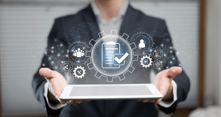 O papel do autoatendimento no ITSM: como diminuir chamadas para o suporte e aumentar a eficiência No ambiente corporativo contemporâneo, a eficiência na gestão de serviços de IT (ITSM) é fundamental para garantir que as operações ocorram sem interrupções e que as expectativas dos utilizadores sejam atendidas de forma eficaz. Uma das soluções que vem ganhando destaque nas empresas é o autoatendimento, uma prática que não só pode reduzir o volume de chamadas para o suporte, como também aumentar a produtividade, melhorar a experiência do utilizador e otimizar os recursos da equipa de IT. Neste artigo, vamos explorar o papel do autoatendimento no ITSM, como ele funciona, os benefícios que pode trazer e como implementá-lo de forma eficaz na sua organização. A automação no atendimento ao utilizador não é mais uma tendência, mas uma necessidade para acompanhar as exigências e os desafios do ambiente digital. O que é o autoatendimento no ITSM? O autoatendimento no contexto do ITSM (Gestão de Serviços de IT) refere-se à capacidade dos utilizadores de resolverem os seus próprios problemas ou dúvidas sem a necessidade de recorrer ao suporte técnico. Esta prática é facilitada por uma série de ferramentas e recursos tecnológicos, como portais de autoatendimento, bases de conhecimento, chatbots e assistentes virtuais. Os sistemas de autoatendimento permitem que os utilizadores tenham acesso a uma plataforma centralizada onde podem consultar FAQs, procurar artigos, abrir e monitorizar incidentes, ou até mesmo resolver problemas comuns de forma autónoma. Isto não só agiliza o processo de resolução de problemas, mas também alivia as equipas de suporte, permitindo-lhes focar-se em questões mais complexas. Como o autoatendimento pode diminuir chamadas para o suporte? Uma das principais vantagens do autoatendimento é a sua capacidade de reduzir significativamente o volume de chamadas para o suporte de IT. Tradicionalmente, as equipas de suporte são inundadas por chamadas e solicitações de assistência técnica. Isso resulta em tempos de espera mais longos, ineficiência operacional e uma carga de trabalho excessiva para os técnicos. Com um sistema de autoatendimento bem implementado, muitos problemas simples e recorrentes podem ser resolvidos pelos próprios utilizadores, sem necessidade de envolver a equipa de suporte. Entre os exemplos de questões comuns que podem ser tratadas pelo autoatendimento estão: Recuperação de senhas: Utilizadores podem redefinir as suas senhas de forma rápida e segura através de portais automáticos, sem ter que contactar o suporte. Instalação de software: Ao disponibilizar tutoriais passo-a-passo e downloads automáticos, os utilizadores podem instalar ou actualizar software sem precisar de intervenção técnica. Solicitações de acesso: Através de formulários automáticos, os utilizadores podem pedir o acesso a sistemas e ferramentas, sem sobrecarregar os departamentos de IT. Resolução de problemas comuns: Artigos da base de conhecimento podem guiar os utilizadores na resolução de problemas como falhas de conexão ou erros em sistemas operacionais, sem a necessidade de abrir um ticket. Além disso, ao oferecer um portal de autoatendimento, as organizações podem permitir que os utilizadores pesquisem e solucionem problemas por conta própria a qualquer hora do dia, sem ter que esperar pela disponibilidade de um técnico. Isso melhora a experiência geral do utilizador e diminui a sobrecarga nos sistemas de suporte. Benefícios do autoatendimento no ITSM Aumento da eficiência Ao reduzir a necessidade de intervenção humana, o autoatendimento permite que as equipas de IT se concentrem em tarefas mais complexas e estratégicas, como a implementação de novas tecnologias e a melhoria contínua dos processos de IT. Como resultado, a eficiência operacional é aprimorada e o tempo dos técnicos é melhor aproveitado. Melhoria da experiência do utilizador Quando as solicitações dos utilizadores podem ser resolvidas de forma autónoma e rápida, a experiência geral do utilizador é significativamente melhorada. Não há mais necessidade de esperar horas ou até dias para obter uma resposta a um problema simples, o que pode gerar frustração. Com o autoatendimento, os utilizadores sentem-se mais empoderados, uma vez que conseguem resolver os seus próprios problemas rapidamente, sem depender de terceiros. Redução de custos Reduzir o número de chamadas e solicitações que chegam às equipas de suporte tem um impacto directo nos custos operacionais. Menos chamadas significa menos necessidade de contratar mais técnicos de suporte ou de expandir a equipa de IT para gerir a carga de trabalho crescente. Além disso, o autoatendimento é uma solução escalável que pode lidar com um número crescente de utilizadores sem aumentar significativamente os custos. Consistência nas respostas A base de conhecimento que suporta o autoatendimento garante que os utilizadores tenham acesso a respostas consistentes e bem documentadas para as suas questões. Isso reduz o risco de fornecer informações incorretas ou inconsistentes, que podem ocorrer quando os técnicos estão sobrecarregados com múltiplos pedidos de suporte. Como implementar o autoatendimento no ITSM? A implementação do autoatendimento não é uma tarefa simples, mas quando feita de forma estratégica, pode transformar a forma como os serviços de IT são prestados na sua organização. Aqui estão alguns passos-chave para garantir que o seu sistema de autoatendimento seja eficaz: Escolha da ferramenta certa: A primeira etapa é seleccionar uma plataforma de autoatendimento que seja fácil de integrar ao seu sistema de ITSM existente e que permita uma experiência intuitiva para os utilizadores. Ferramentas como o Freshservice (№ 1 em ITSM Softwares Capterra) oferecem funcionalidades completas de autoatendimento, incluindo portais de utilizador, base de conhecimento e chatbots de suporte. Desenvolvimento de uma base de conhecimento robusta: Certifique-se de que a sua base de conhecimento está constantemente actualizada e cobre uma gama abrangente de tópicos que os utilizadores podem precisar de ajuda. Isso inclui guias passo-a-passo, FAQs, vídeos tutoriais e artigos explicativos. Automatização de processos: Utilize a automação para facilitar processos repetitivos, como a criação de tickets, a atribuição de prioridades e a resolução de problemas comuns. Chatbots e assistentes virtuais podem ser utilizados para guiar os utilizadores e fornecer soluções instantâneas. Treinamento e sensibilização: Para garantir o sucesso do autoatendimento, é importante treinar os utilizadores sobre como utilizar a plataforma e quando recorrer ao suporte. A sensibilização e a promoção da ferramenta são fundamentais para aumentar a taxa de adopção. Monitorização e feedback: Acompanhe o uso do autoatendimento e peça feedback aos utilizadores para melhorar continuamente a plataforma. Isso ajudará a identificar pontos fracos e áreas que necessitam de otimização. Conclusão O autoatendimento desempenha um papel fundamental na modernização e otimização dos processos de ITSM, permitindo que as empresas melhorem a eficiência das suas operações, reduzam os custos e aumentem a satisfação dos utilizadores. Implementar uma solução eficaz de autoatendimento não só reduz o número de chamadas para o suporte, como também proporciona uma experiência mais ágil e satisfatória para os utilizadores. Ferramentas como o Freshservice oferecem soluções poderosas de autoatendimento, permitindo que as equipas de IT se concentrem em tarefas de maior valor estratégico enquanto proporcionam uma experiência mais eficiente e autónoma aos utilizadores. Com o autoatendimento, é possível criar um ambiente de IT mais dinâmico e responsivo, alinhado com as exigências do futuro digital. Para mais informações e para experimentar o Freshservice, fale connosco Escolha Priceless Consulting para uma Implementação Freshservice personalizada Ao optar por contratar o Freshservice com a Priceless Consulting, está a escolher um parceiro local que compreende profundamente as necessidades e desafios específicos das empresas em Portugal, Brasil, Espanha, Reino Unido e Inglaterra. Como parceiros Gold, a nossa equipa de especialistas oferece um suporte personalizado e consultoria especializada, garantindo que a implementação do Freshservice seja adaptada às particularidades do seu negócio. Com a Priceless Consulting, beneficia de um acompanhamento contínuo, formação dedicada e suporte técnico local, assegurando uma integração fluida e eficiente da plataforma. Além disso, estamos aqui para maximizar o retorno do seu investimento em Freshservice, proporcionando soluções ajustadas e uma experiência de cliente inigualável.