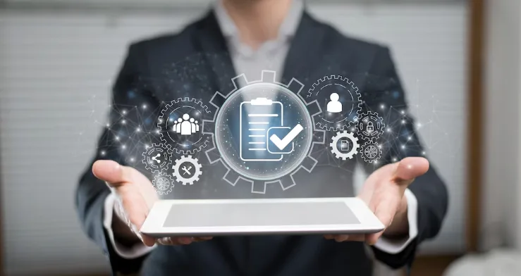 O papel do autoatendimento no ITSM: como diminuir chamadas para o suporte e aumentar a eficiência No ambiente corporativo contemporâneo, a eficiência na gestão de serviços de IT (ITSM) é fundamental para garantir que as operações ocorram sem interrupções e que as expectativas dos utilizadores sejam atendidas de forma eficaz. Uma das soluções que vem ganhando destaque nas empresas é o autoatendimento, uma prática que não só pode reduzir o volume de chamadas para o suporte, como também aumentar a produtividade, melhorar a experiência do utilizador e otimizar os recursos da equipa de IT. Neste artigo, vamos explorar o papel do autoatendimento no ITSM, como ele funciona, os benefícios que pode trazer e como implementá-lo de forma eficaz na sua organização. A automação no atendimento ao utilizador não é mais uma tendência, mas uma necessidade para acompanhar as exigências e os desafios do ambiente digital. O que é o autoatendimento no ITSM? O autoatendimento no contexto do ITSM (Gestão de Serviços de IT) refere-se à capacidade dos utilizadores de resolverem os seus próprios problemas ou dúvidas sem a necessidade de recorrer ao suporte técnico. Esta prática é facilitada por uma série de ferramentas e recursos tecnológicos, como portais de autoatendimento, bases de conhecimento, chatbots e assistentes virtuais. Os sistemas de autoatendimento permitem que os utilizadores tenham acesso a uma plataforma centralizada onde podem consultar FAQs, procurar artigos, abrir e monitorizar incidentes, ou até mesmo resolver problemas comuns de forma autónoma. Isto não só agiliza o processo de resolução de problemas, mas também alivia as equipas de suporte, permitindo-lhes focar-se em questões mais complexas. Como o autoatendimento pode diminuir chamadas para o suporte? Uma das principais vantagens do autoatendimento é a sua capacidade de reduzir significativamente o volume de chamadas para o suporte de IT. Tradicionalmente, as equipas de suporte são inundadas por chamadas e solicitações de assistência técnica. Isso resulta em tempos de espera mais longos, ineficiência operacional e uma carga de trabalho excessiva para os técnicos. Com um sistema de autoatendimento bem implementado, muitos problemas simples e recorrentes podem ser resolvidos pelos próprios utilizadores, sem necessidade de envolver a equipa de suporte. Entre os exemplos de questões comuns que podem ser tratadas pelo autoatendimento estão: Recuperação de senhas: Utilizadores podem redefinir as suas senhas de forma rápida e segura através de portais automáticos, sem ter que contactar o suporte. Instalação de software: Ao disponibilizar tutoriais passo-a-passo e downloads automáticos, os utilizadores podem instalar ou actualizar software sem precisar de intervenção técnica. Solicitações de acesso: Através de formulários automáticos, os utilizadores podem pedir o acesso a sistemas e ferramentas, sem sobrecarregar os departamentos de IT. Resolução de problemas comuns: Artigos da base de conhecimento podem guiar os utilizadores na resolução de problemas como falhas de conexão ou erros em sistemas operacionais, sem a necessidade de abrir um ticket. Além disso, ao oferecer um portal de autoatendimento, as organizações podem permitir que os utilizadores pesquisem e solucionem problemas por conta própria a qualquer hora do dia, sem ter que esperar pela disponibilidade de um técnico. Isso melhora a experiência geral do utilizador e diminui a sobrecarga nos sistemas de suporte. Benefícios do autoatendimento no ITSM Aumento da eficiência Ao reduzir a necessidade de intervenção humana, o autoatendimento permite que as equipas de IT se concentrem em tarefas mais complexas e estratégicas, como a implementação de novas tecnologias e a melhoria contínua dos processos de IT. Como resultado, a eficiência operacional é aprimorada e o tempo dos técnicos é melhor aproveitado. Melhoria da experiência do utilizador Quando as solicitações dos utilizadores podem ser resolvidas de forma autónoma e rápida, a experiência geral do utilizador é significativamente melhorada. Não há mais necessidade de esperar horas ou até dias para obter uma resposta a um problema simples, o que pode gerar frustração. Com o autoatendimento, os utilizadores sentem-se mais empoderados, uma vez que conseguem resolver os seus próprios problemas rapidamente, sem depender de terceiros. Redução de custos Reduzir o número de chamadas e solicitações que chegam às equipas de suporte tem um impacto directo nos custos operacionais. Menos chamadas significa menos necessidade de contratar mais técnicos de suporte ou de expandir a equipa de IT para gerir a carga de trabalho crescente. Além disso, o autoatendimento é uma solução escalável que pode lidar com um número crescente de utilizadores sem aumentar significativamente os custos. Consistência nas respostas A base de conhecimento que suporta o autoatendimento garante que os utilizadores tenham acesso a respostas consistentes e bem documentadas para as suas questões. Isso reduz o risco de fornecer informações incorretas ou inconsistentes, que podem ocorrer quando os técnicos estão sobrecarregados com múltiplos pedidos de suporte. Como implementar o autoatendimento no ITSM? A implementação do autoatendimento não é uma tarefa simples, mas quando feita de forma estratégica, pode transformar a forma como os serviços de IT são prestados na sua organização. Aqui estão alguns passos-chave para garantir que o seu sistema de autoatendimento seja eficaz: Escolha da ferramenta certa: A primeira etapa é seleccionar uma plataforma de autoatendimento que seja fácil de integrar ao seu sistema de ITSM existente e que permita uma experiência intuitiva para os utilizadores. Ferramentas como o Freshservice (№ 1 em ITSM Softwares Capterra) oferecem funcionalidades completas de autoatendimento, incluindo portais de utilizador, base de conhecimento e chatbots de suporte. Desenvolvimento de uma base de conhecimento robusta: Certifique-se de que a sua base de conhecimento está constantemente actualizada e cobre uma gama abrangente de tópicos que os utilizadores podem precisar de ajuda. Isso inclui guias passo-a-passo, FAQs, vídeos tutoriais e artigos explicativos. Automatização de processos: Utilize a automação para facilitar processos repetitivos, como a criação de tickets, a atribuição de prioridades e a resolução de problemas comuns. Chatbots e assistentes virtuais podem ser utilizados para guiar os utilizadores e fornecer soluções instantâneas. Treinamento e sensibilização: Para garantir o sucesso do autoatendimento, é importante treinar os utilizadores sobre como utilizar a plataforma e quando recorrer ao suporte. A sensibilização e a promoção da ferramenta são fundamentais para aumentar a taxa de adopção. Monitorização e feedback: Acompanhe o uso do autoatendimento e peça feedback aos utilizadores para melhorar continuamente a plataforma. Isso ajudará a identificar pontos fracos e áreas que necessitam de otimização. Conclusão O autoatendimento desempenha um papel fundamental na modernização e otimização dos processos de ITSM, permitindo que as empresas melhorem a eficiência das suas operações, reduzam os custos e aumentem a satisfação dos utilizadores. Implementar uma solução eficaz de autoatendimento não só reduz o número de chamadas para o suporte, como também proporciona uma experiência mais ágil e satisfatória para os utilizadores. Ferramentas como o Freshservice oferecem soluções poderosas de autoatendimento, permitindo que as equipas de IT se concentrem em tarefas de maior valor estratégico enquanto proporcionam uma experiência mais eficiente e autónoma aos utilizadores. Com o autoatendimento, é possível criar um ambiente de IT mais dinâmico e responsivo, alinhado com as exigências do futuro digital. Para mais informações e para experimentar o Freshservice, fale connosco Escolha Priceless Consulting para uma Implementação Freshservice personalizada Ao optar por contratar o Freshservice com a Priceless Consulting, está a escolher um parceiro local que compreende profundamente as necessidades e desafios específicos das empresas em Portugal, Brasil, Espanha, Reino Unido e Inglaterra. Como parceiros Gold, a nossa equipa de especialistas oferece um suporte personalizado e consultoria especializada, garantindo que a implementação do Freshservice seja adaptada às particularidades do seu negócio. Com a Priceless Consulting, beneficia de um acompanhamento contínuo, formação dedicada e suporte técnico local, assegurando uma integração fluida e eficiente da plataforma. Além disso, estamos aqui para maximizar o retorno do seu investimento em Freshservice, proporcionando soluções ajustadas e uma experiência de cliente inigualável.
